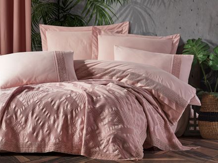Цена: Комплект постельного белья "Freya" пудровый, ранфорс евро 200x220 см+покрывало 240x260 см+4н.50x70 с