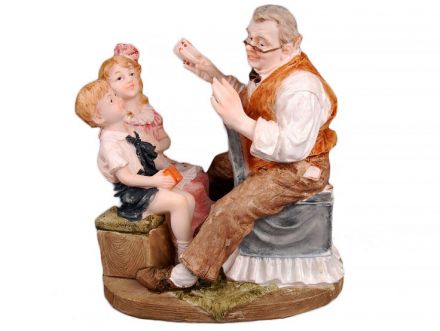 Ціна: Фігурка декоративна Дідусь з онуками,  19 см.