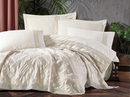 Цена: Комплект постельного белья "Freya" кремовый,ранфорс евро 200x220 см+покрывало 240x260 см +4н.50x70